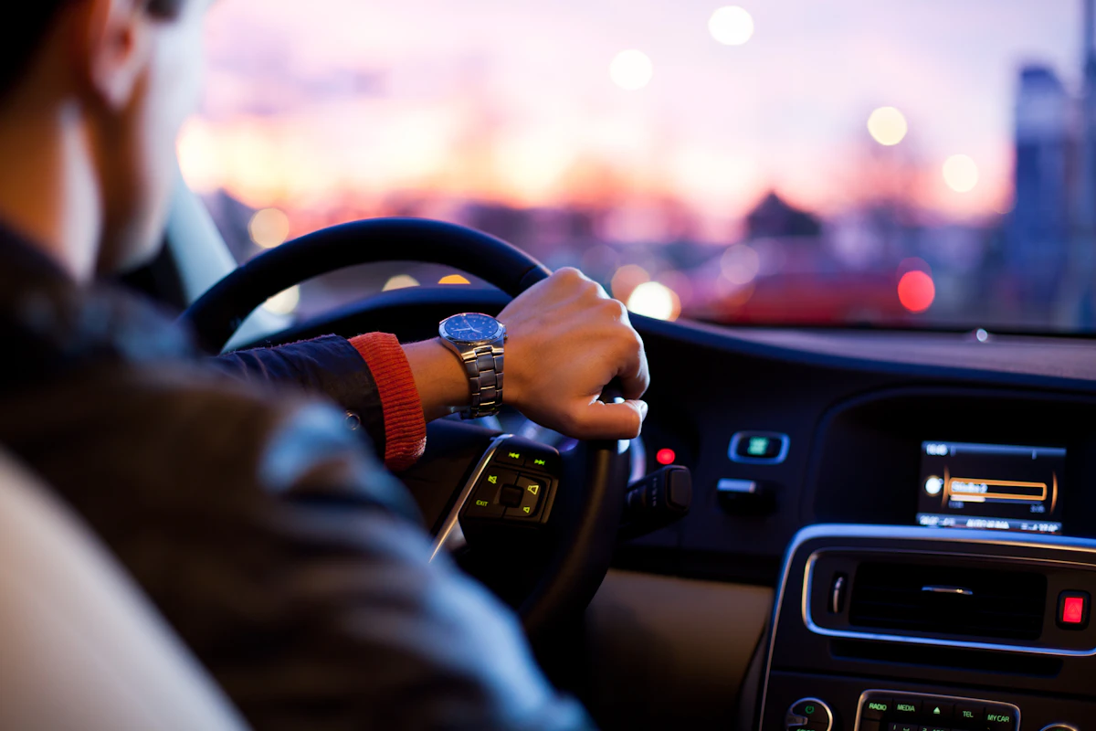 Şehirde yolculuk sırasında aracın içinden yol görünümü
